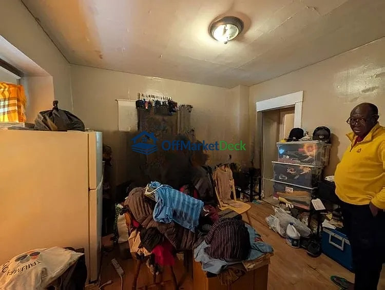 Off-market house in Kansas City, Missouri — 2 beds, 1 bath, $65,000 - Blurred background Image