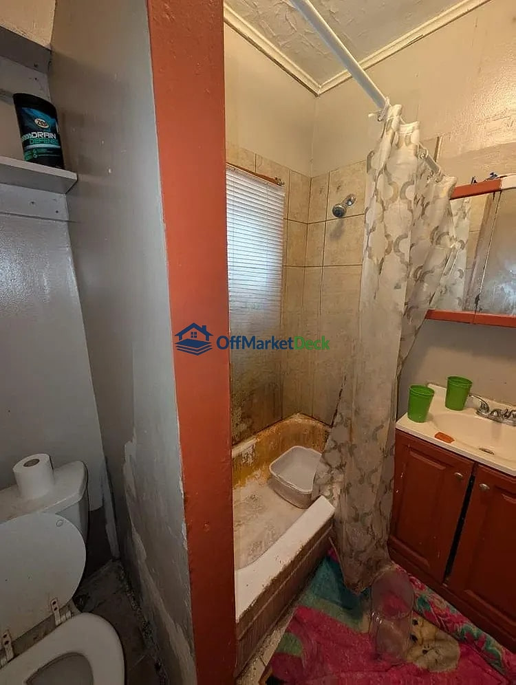 Off-market house in Kansas City, Missouri — 2 beds, 1 bath, $65,000 — photo 6 of 8