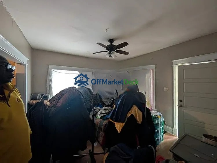 Off-market house in Kansas City, Missouri — 2 beds, 1 bath, $65,000 — photo 4 of 8