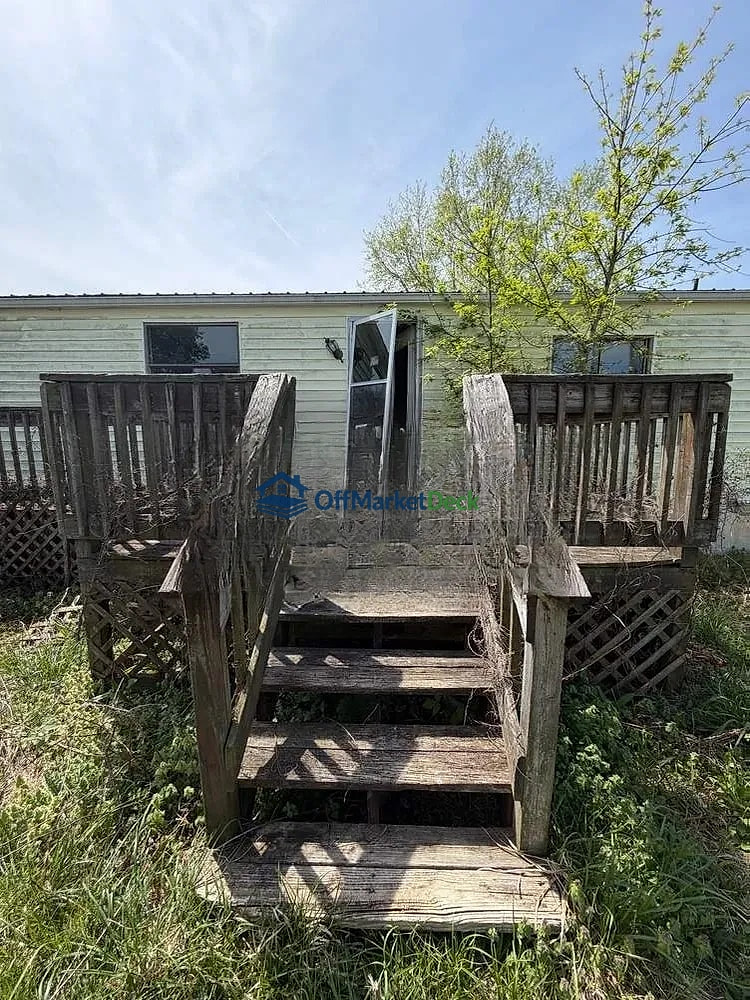 Off-market house in Lancaster, Kentucky — 3 beds, 2 baths, $55,000 — photo 2 of 8