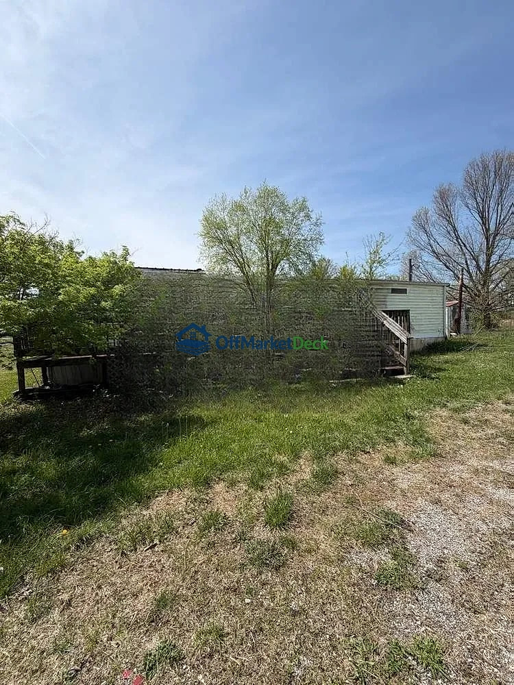 Off-market house in Lancaster, Kentucky — 3 beds, 2 baths, $55,000 - Blurred background Image