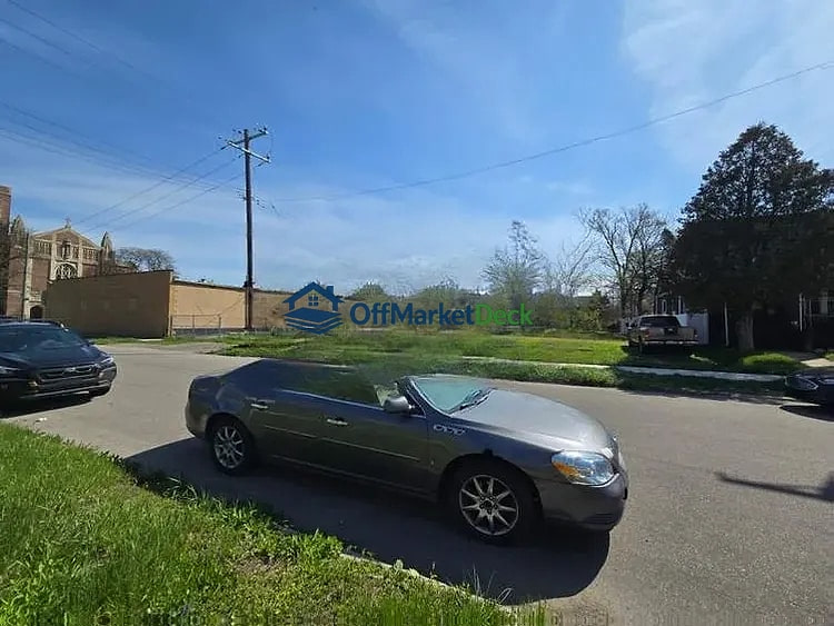 Off-market house in Detroit, Michigan — 4 beds, 1 bath, $52,000 — photo 4 of 8