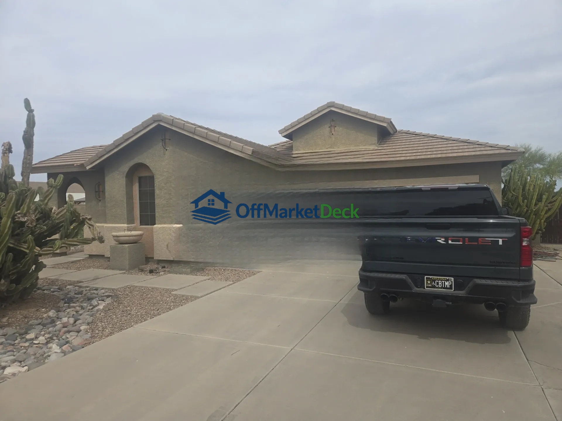 Off-market house in Gilbert, Arizona — 3 beds, 2 baths, $624,990 - Blurred background Image