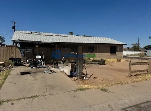Off-market house in Phoenix, Arizona — 3 beds, 2 baths, $215,990 — photo 2 of 3