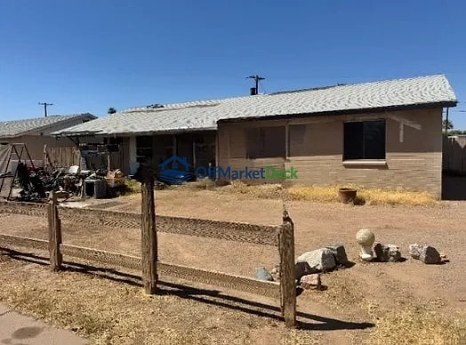 Off-market house in Phoenix, Arizona — 3 beds, 2 baths, $215,990 — photo 3 of 3