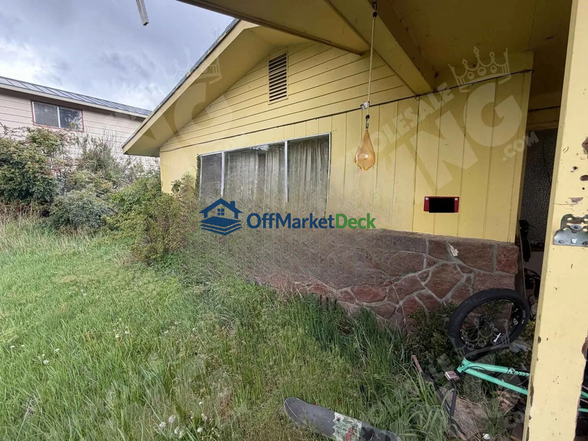 Off-market house in Klamath Falls, Oregon — 3 beds, 2 baths, $165,000 — photo 3 of 8