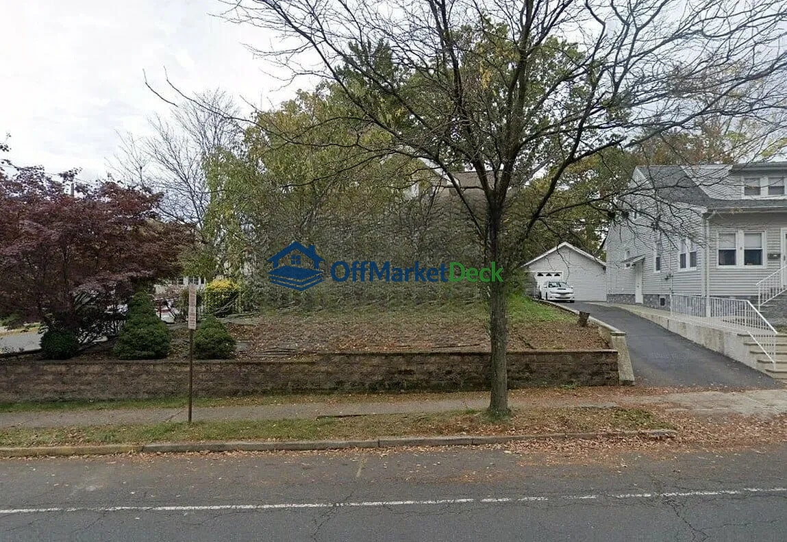 Off-market house in Bloomfield, New Jersey — 3 beds, 3 baths, $445,000 - Blurred background Image