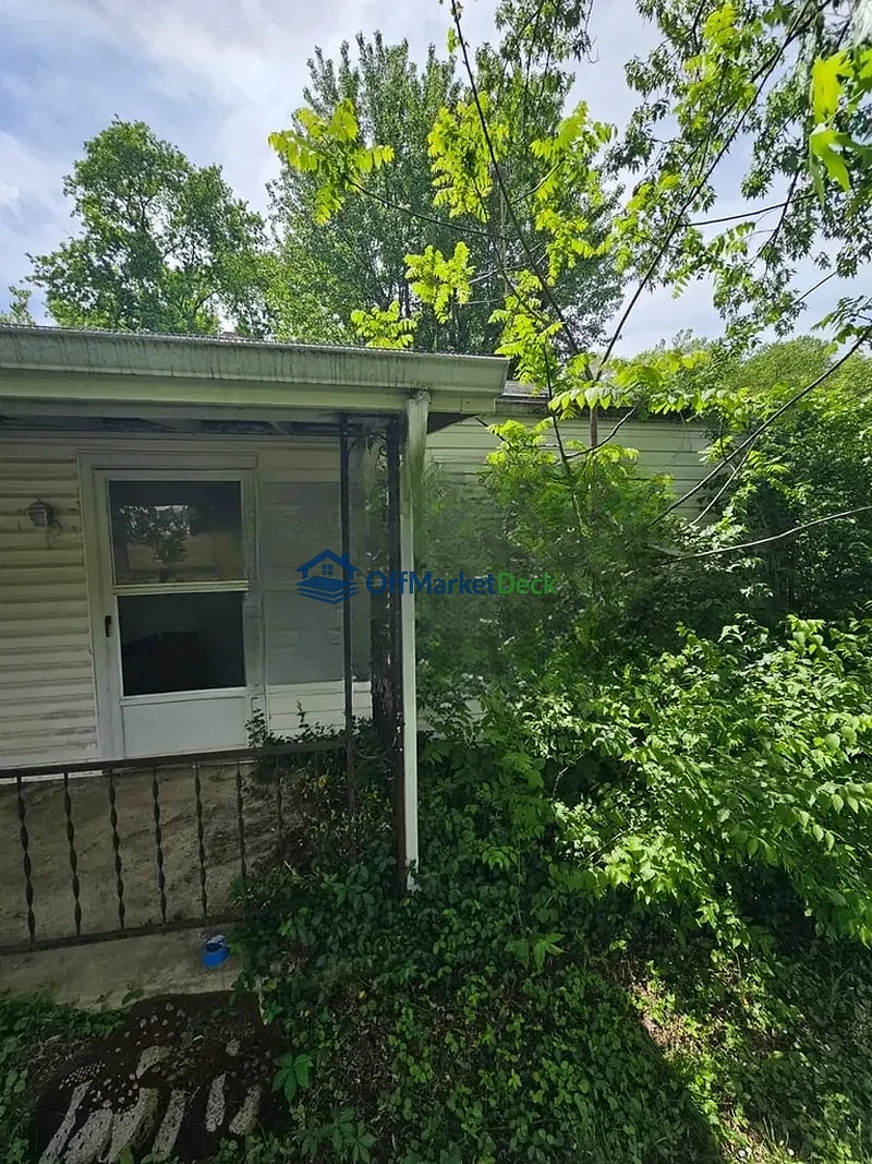 Off-market house in De Soto, Missouri — 2 beds, 1 bath, $91,900 — photo 3 of 8