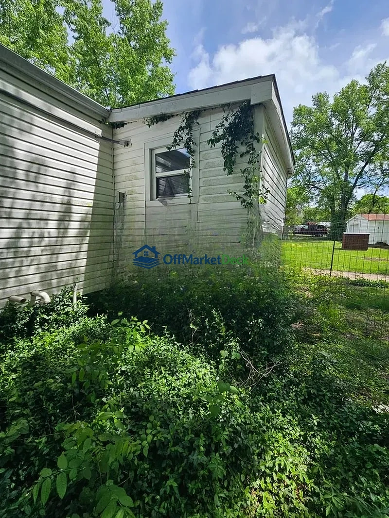 Off-market house in De Soto, Missouri — 2 beds, 1 bath, $91,900 — photo 4 of 8