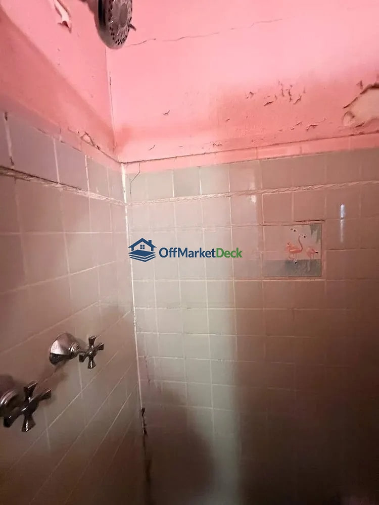 Off-market house in Miami, Florida — 3 beds, 2 baths, $294,900 — photo 3 of 8