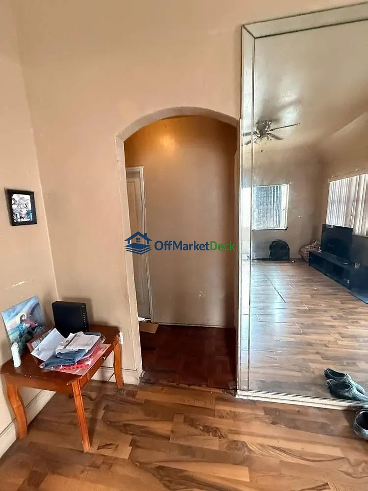 Off-market house in Miami, Florida — 3 beds, 2 baths, $294,900 - Blurred background Image