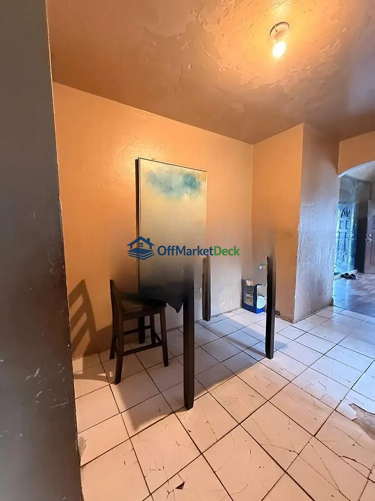 Off-market house in Miami, Florida — 3 beds, 2 baths, $294,900 — photo 8 of 8