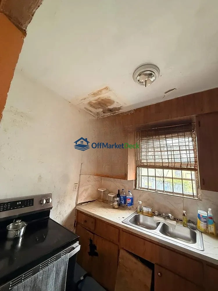Off-market house in Miami, Florida — 3 beds, 2 baths, $294,900 — photo 4 of 8