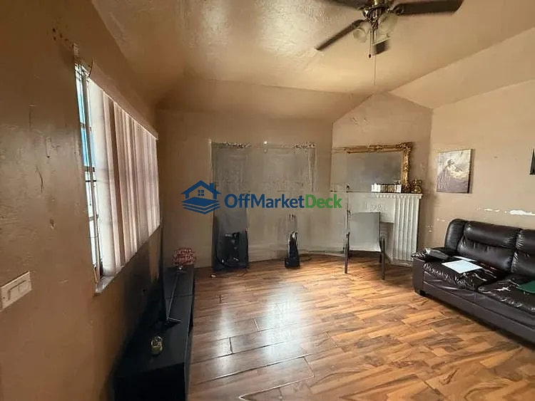 Off-market house in Miami, Florida — 3 beds, 2 baths, $294,900 — photo 5 of 8