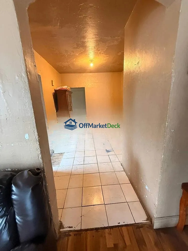 Off-market house in Miami, Florida — 3 beds, 2 baths, $294,900 — photo 7 of 8
