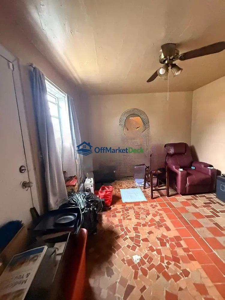Off-market house in Miami, Florida — 3 beds, 2 baths, $294,900 — photo 6 of 8