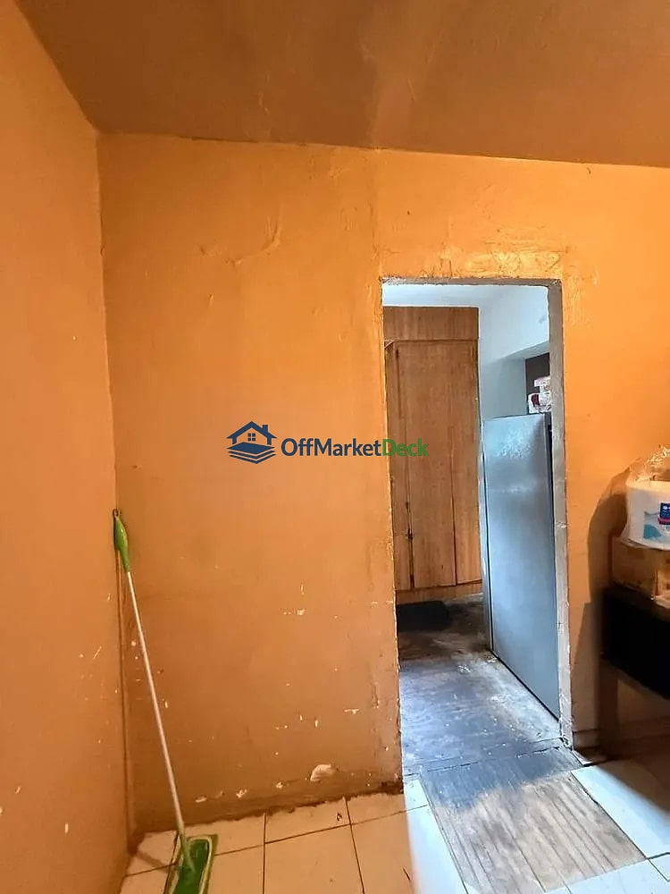 Off-market house in Miami, Florida — 3 beds, 2 baths, $294,900 — photo 2 of 8