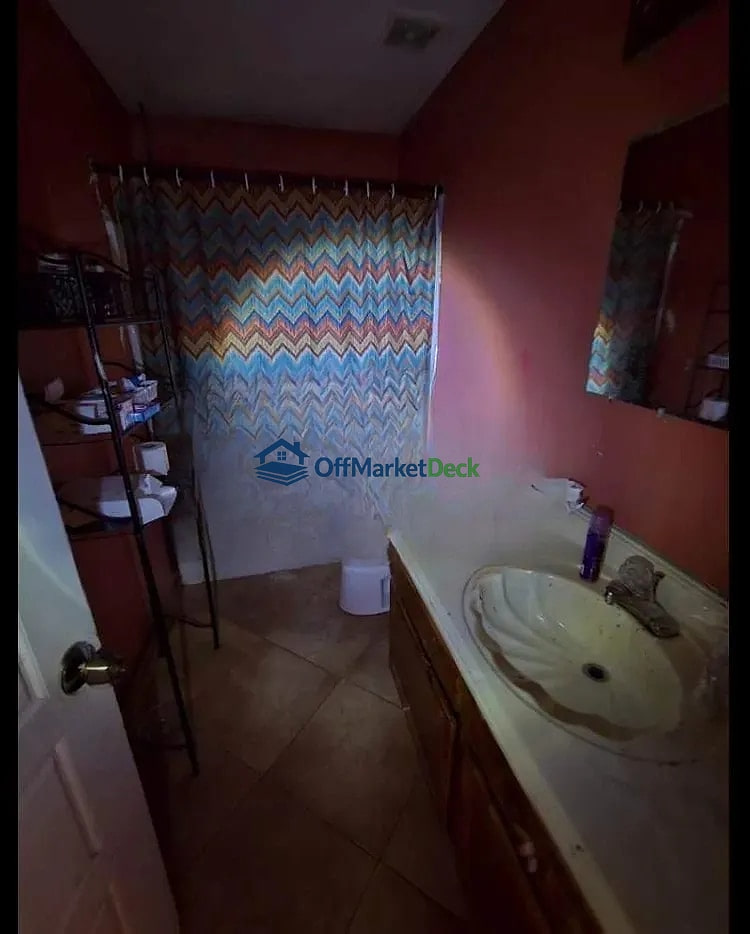 Off-market house in Avondale, Arizona — 6 beds, 2 baths, $239,999 — photo 7 of 8