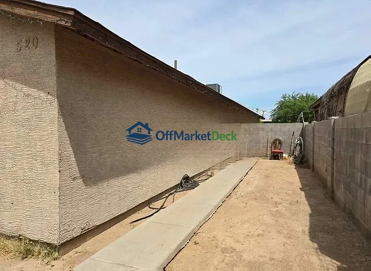 Off-market house in Avondale, Arizona — 6 beds, 2 baths, $239,999 — photo 2 of 8
