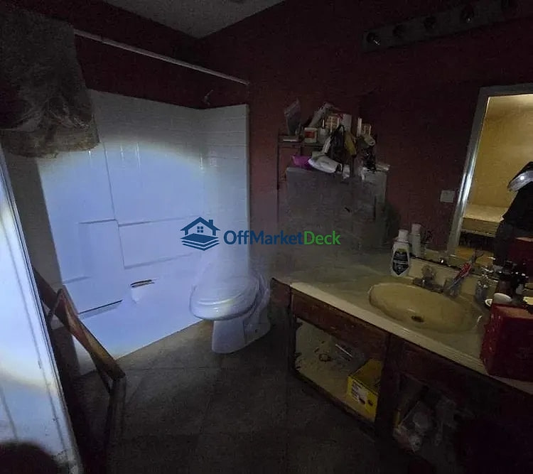 Off-market house in Avondale, Arizona — 6 beds, 2 baths, $239,999 — photo 3 of 8