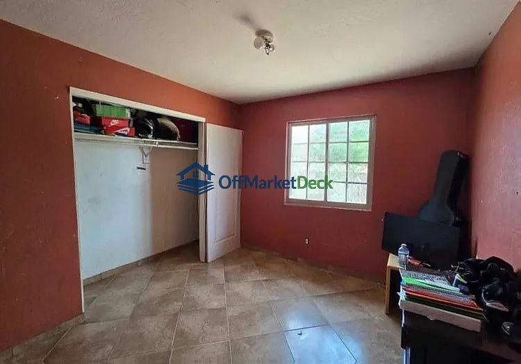 Off-market house in Avondale, Arizona — 6 beds, 2 baths, $239,999 — photo 6 of 8