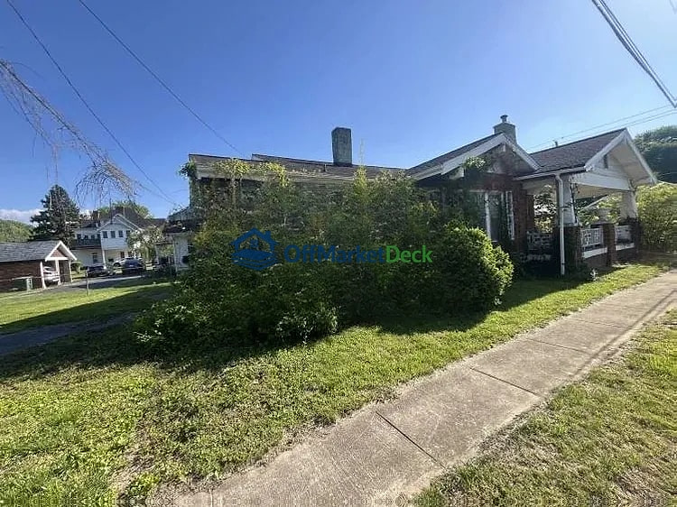 Off-market house in Elizabethton, Tennessee — 3 beds, 1 bath, $80,000 — photo 2 of 8