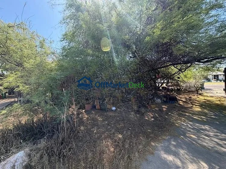 Off-market house in Phoenix, Arizona — 3 beds, 1 bath, $235,000 - Blurred background Image