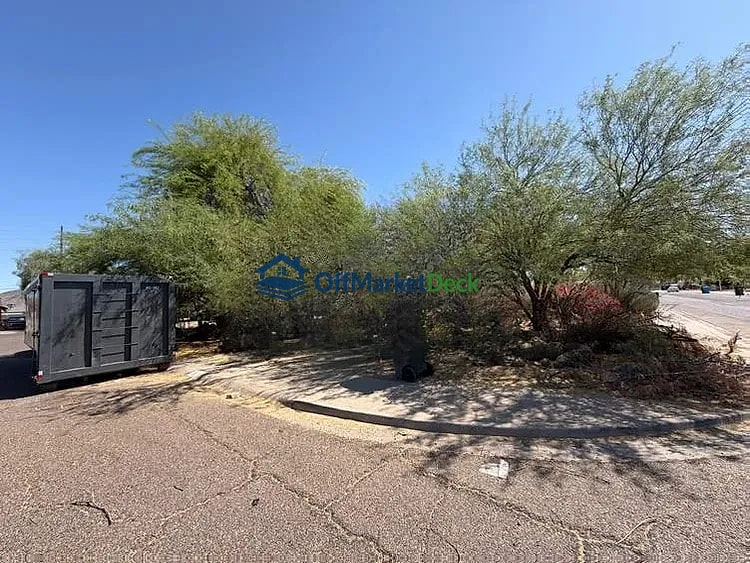 Off-market house in Phoenix, Arizona — 3 beds, 1 bath, $235,000 — photo 2 of 8