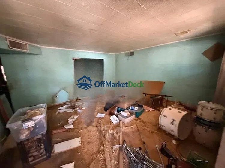 Off-market house in Phoenix, Arizona — 3 beds, 1 bath, $235,000 — photo 8 of 8
