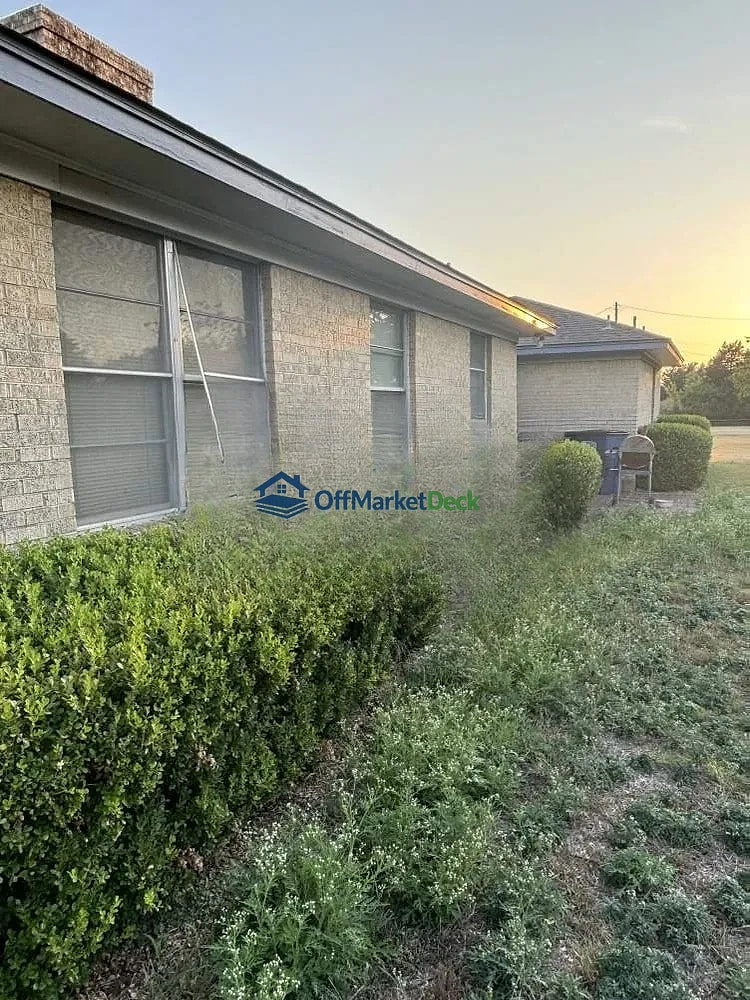Off-market house in Lancaster, Texas — 3 beds, 1 bath, $155,000 — photo 6 of 8