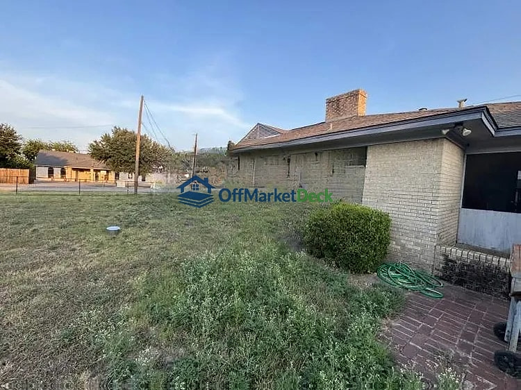 Off-market house in Lancaster, Texas — 3 beds, 1 bath, $155,000 — photo 4 of 8
