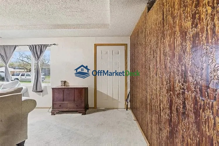 Off-market house in Dallas, Texas — 3 beds, 1.5 baths, $180,000 — photo 5 of 8