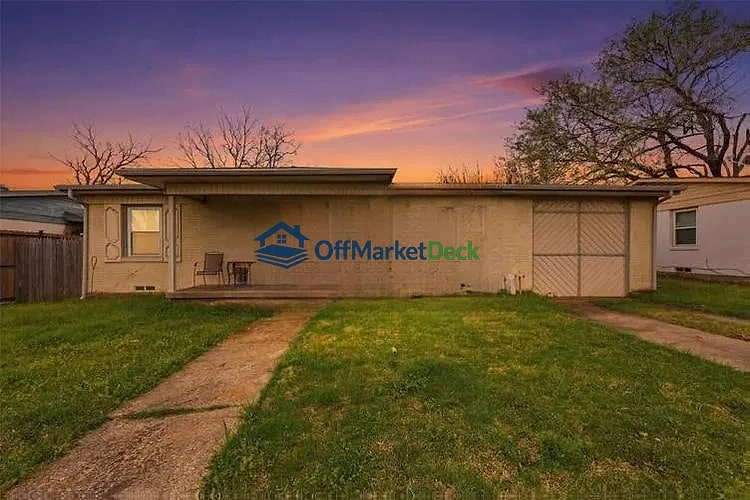 Off-market house in Dallas, Texas — 3 beds, 1.5 baths, $180,000 — photo 3 of 8