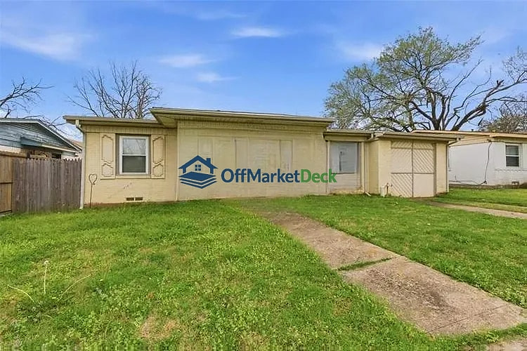 Off-market house in Dallas, Texas — 3 beds, 1.5 baths, $180,000 — photo 2 of 8