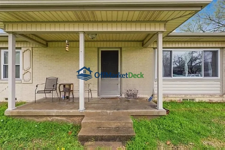 Off-market house in Dallas, Texas — 3 beds, 1.5 baths, $180,000 — photo 4 of 8