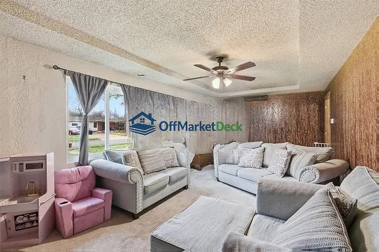 Off-market house in Dallas, Texas — 3 beds, 1.5 baths, $180,000 — photo 7 of 8