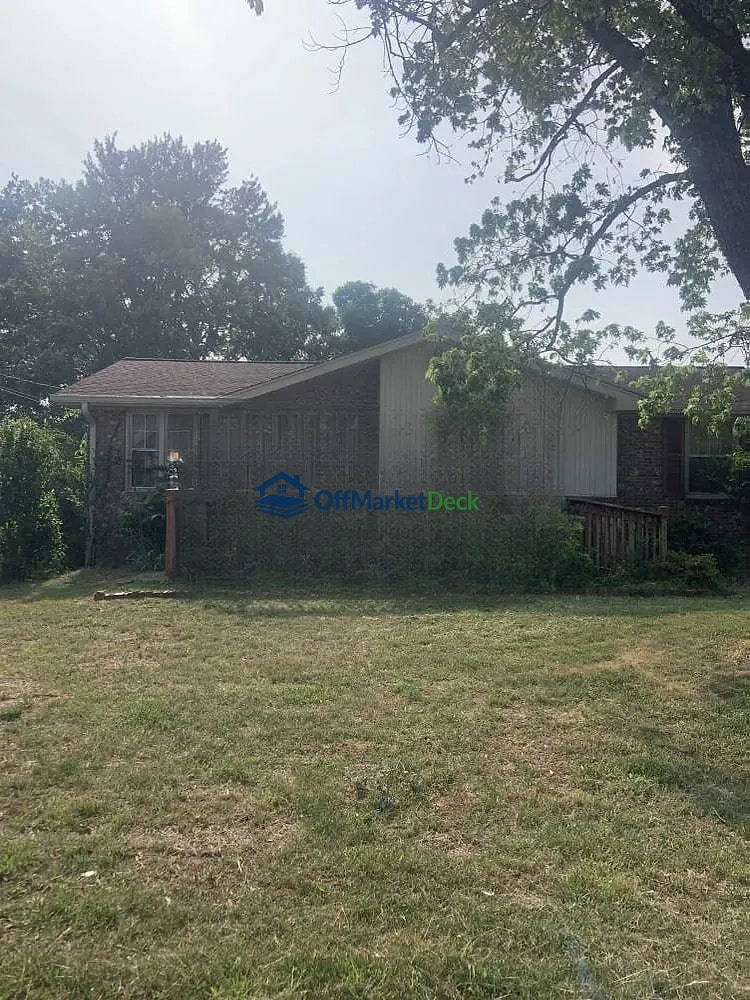 Off-market house in Green Hill, Tennessee — 3 beds, 2 baths, $299,990 - Blurred background Image