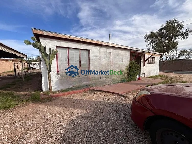 Off-market house in Tucson, Arizona — 3 beds, 1 bath, $165,990 - Blurred background Image