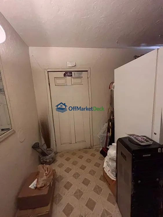 Off-market house in Tucson, Arizona — 3 beds, 1 bath, $165,990 — photo 3 of 8