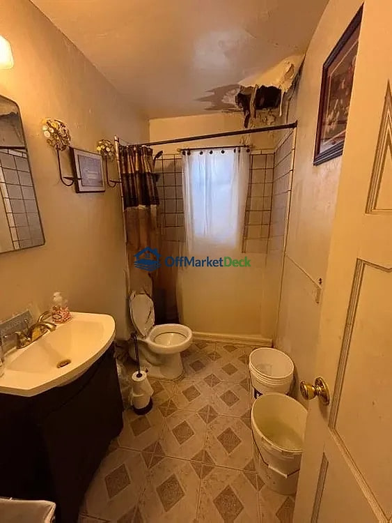 Off-market house in Tucson, Arizona — 3 beds, 1 bath, $165,990 — photo 5 of 8