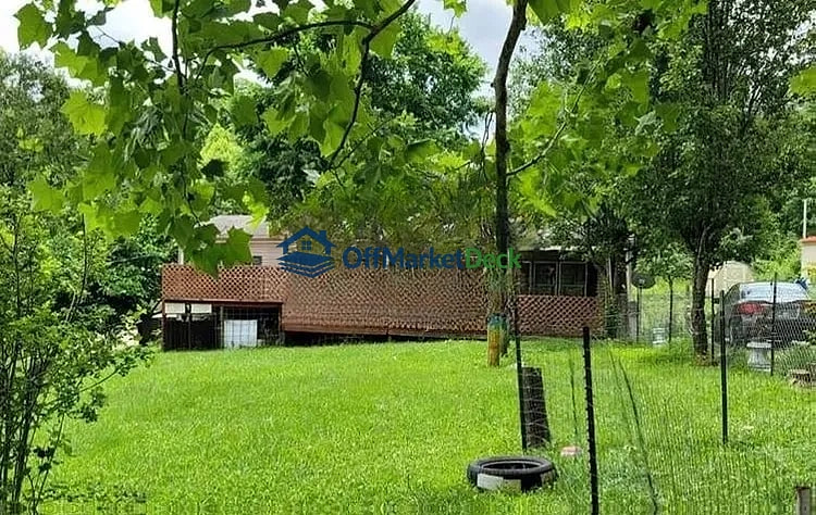 Off-market house in Sparta, Tennessee — 3 beds, 1 bath, $95,000 - Blurred background Image
