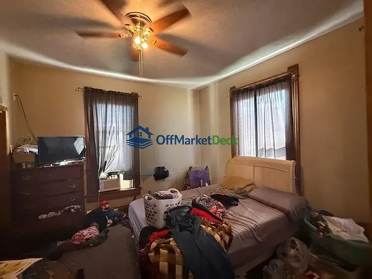 Off-market house in Shelbyville, Indiana — 4 beds, 2 baths, $129,000 — photo 2 of 8