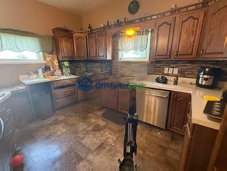 Off-market house in Shelbyville, Indiana — 4 beds, 2 baths, $129,000 — photo 7 of 8