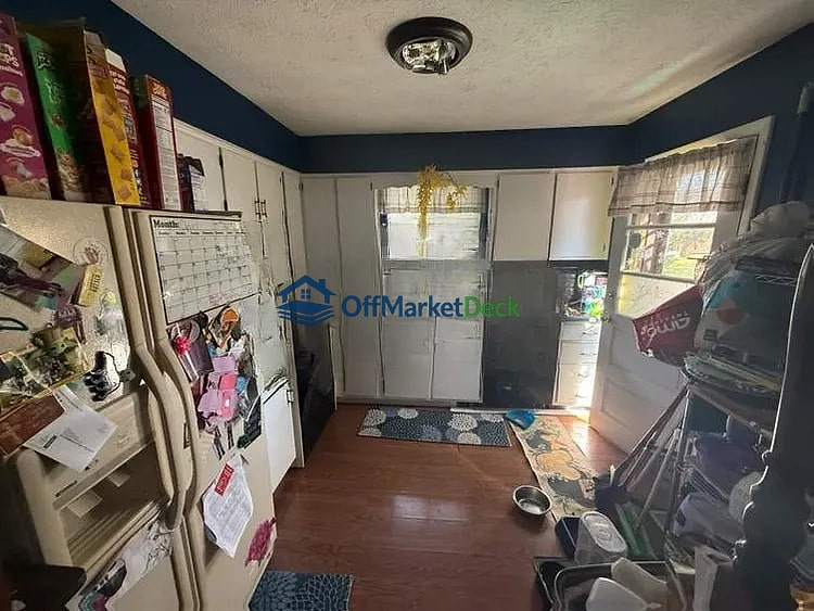 Off-market house in Indianapolis, Indiana — 5 beds, 2 baths, $215,000 — photo 4 of 8