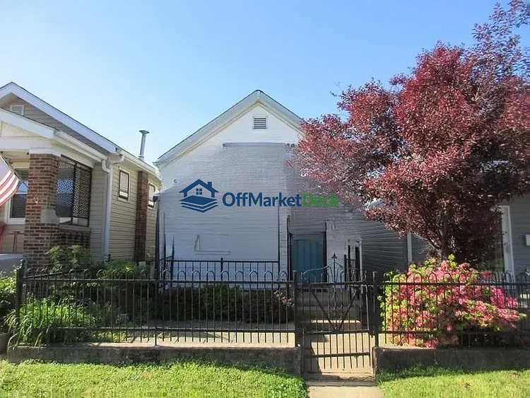 Off-market house in St. Louis, Missouri — 2 beds, 1 bath, $163,000 — photo 2 of 8