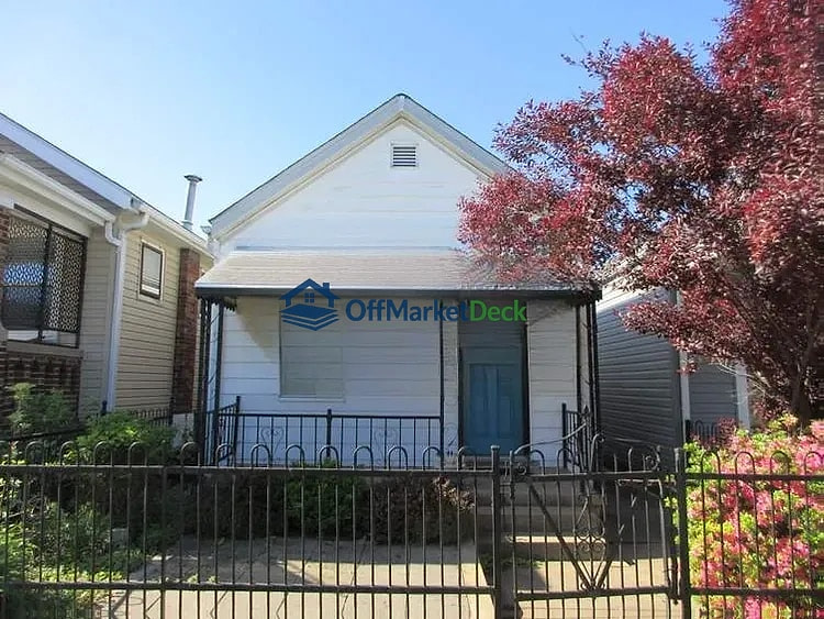 Off-market house in St. Louis, Missouri — 2 beds, 1 bath, $163,000 — photo 3 of 8