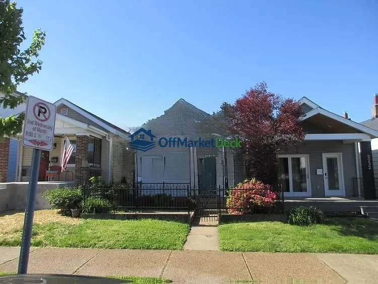 Off-market house in St. Louis, Missouri — 2 beds, 1 bath, $163,000 - Blurred background Image
