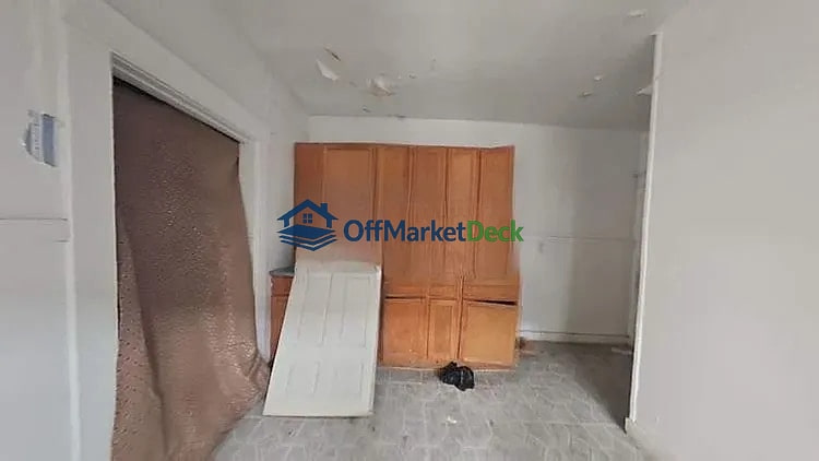 Off-market house in Peoria, Illinois — 3 beds, 1 bath, $20,150 — photo 7 of 8