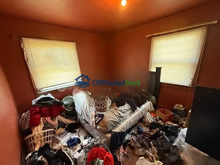 Off-market house in Indianapolis, Indiana — 2 beds, 1.5 baths, $95,000 — photo 3 of 8