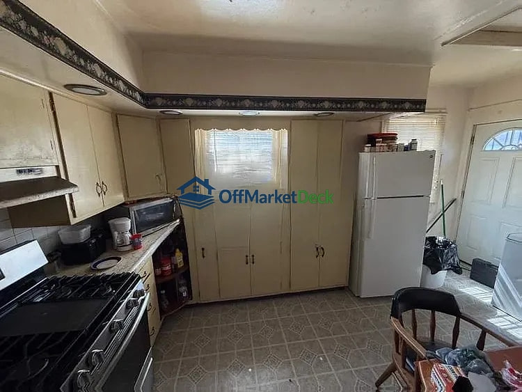 Off-market house in Indianapolis, Indiana — 2 beds, 1.5 baths, $95,000 — photo 2 of 8